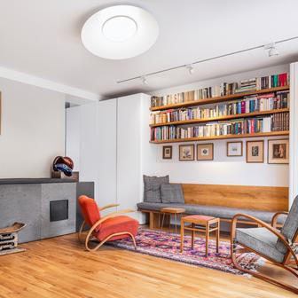 Původní dům z padesátých let minulého století sloužil na přelomu milénia pětičlenné rodině. Tehdy studio ADR přetvořilo interiér i dispozice tak, aby vyhovovaly všem – dětem, rodičům i společným chvílím. 