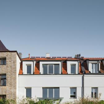 Pražský dům na Břevnově, ve kterém chvíli byl klid i jindy zase živo, prošel dvěma velkými rekonstrukcemi a dnes ukazuje, jak lze skloubit historii s pohodlím moderního bydlení.