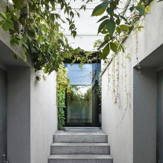 Dnes, o dvě dekády později, dům přijal novou tvář: komfortní prostor pro manželský pár s možností setkávání s rodinou a přáteli. 