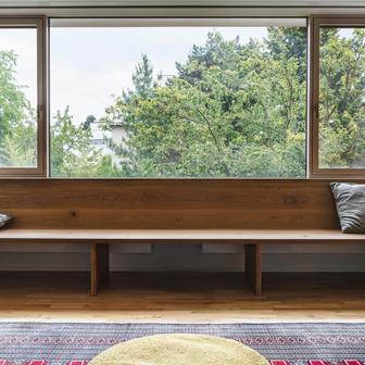 Historické členění oken vystřídala moderní řešení. Některá jsou dubová, jiná bezrámová či s překrytím vnějším sklem. 