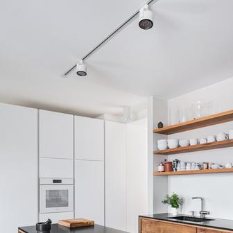 A srdcem místa se přirozeně stalo přízemí: obývací pokoj, kuchyně s jídelnou a ložnice s koupelnou, která vznikla díky jemným úpravám dispozice. 