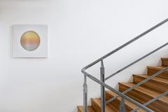 Patro, kde dříve byly dětské pokoje, se proměnilo v „salón“ pro setkávání rodiny, domácí kino a pokoj pro hosty. A podkroví poskytuje soukromí pro návštěvy i dlouhodobější pobyt.