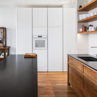 Interiér není však jen o designu, ale o lidech a jejich příbězích. Kamna vyrobil rodinný přítel, masivní nábytek syn investorů, skleněnou sochu darovala kamarádka, textilie vznikly rukama majitelky z vlny ze Skotska.