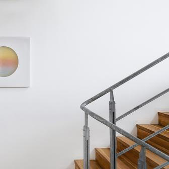 Patro, kde dříve byly dětské pokoje, se proměnilo v „salón“ pro setkávání rodiny, domácí kino a pokoj pro hosty. A podkroví poskytuje soukromí pro návštěvy i dlouhodobější pobyt.