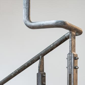 V domě totiž nechybí renovované parkety či původní pozinkované zábradlí. 