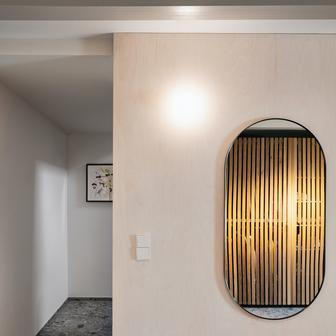 Každý detail je pečlivě promyšlený, ale zároveň živý a autentický. 