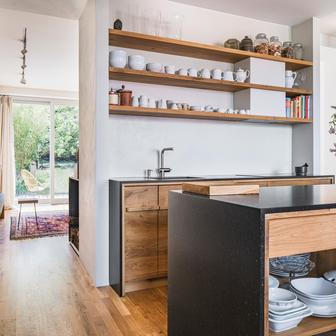 Architekti, kteří stáli za druhou rekonstrukcí, zanechali dům otevřený, světlý a přátelský – přesně takový, jaký dnes jeho obyvatelé potřebují. 