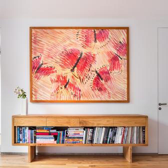 Dům na Břevnově tak není jen stavba. Je to místo, kde se historie prolíná s přítomností a kde každý kout vypráví příběh lidí, kteří v něm žijí. 