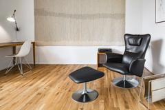 A možná právě proto působí tak přirozeně – protože se stal svědkem toho, jak se život mění, a je připraven mu s klidem otevřít své dveře.