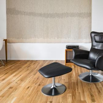 A možná právě proto působí tak přirozeně – protože se stal svědkem toho, jak se život mění, a je připraven mu s klidem otevřít své dveře.