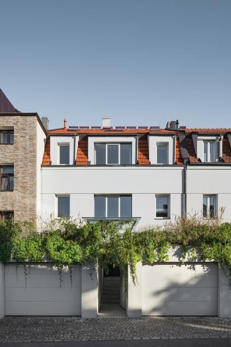 Pražský dům na Břevnově, ve kterém chvíli byl klid i jindy zase živo, prošel dvěma velkými rekonstrukcemi a dnes ukazuje, jak lze skloubit historii s pohodlím moderního bydlení.