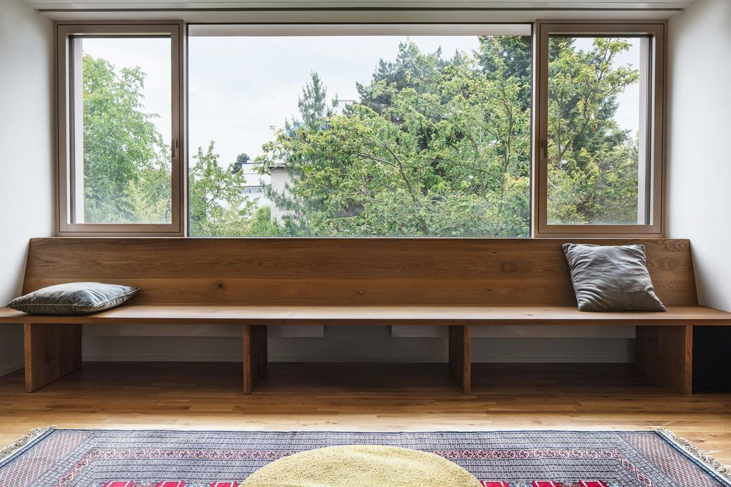 Historické členění oken vystřídala moderní řešení. Některá jsou dubová, jiná bezrámová či s překrytím vnějším sklem. 