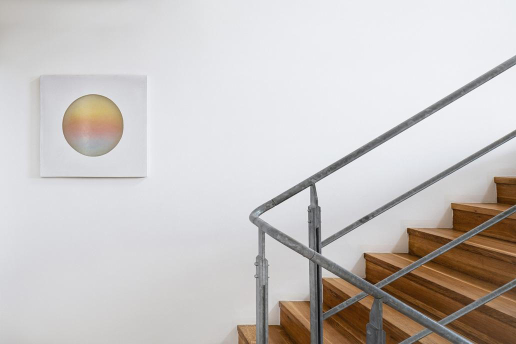 Patro, kde dříve byly dětské pokoje, se proměnilo v „salón“ pro setkávání rodiny, domácí kino a pokoj pro hosty. A podkroví poskytuje soukromí pro návštěvy i dlouhodobější pobyt.