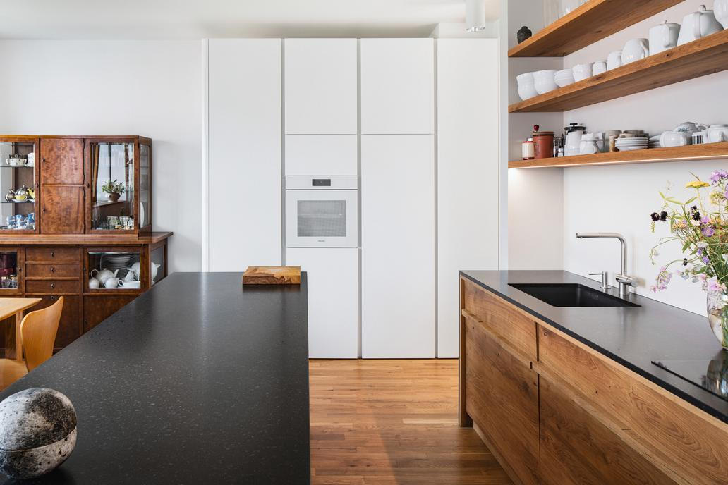 Interiér není však jen o designu, ale o lidech a jejich příbězích. Kamna vyrobil rodinný přítel, masivní nábytek syn investorů, skleněnou sochu darovala kamarádka, textilie vznikly rukama majitelky z vlny ze Skotska.