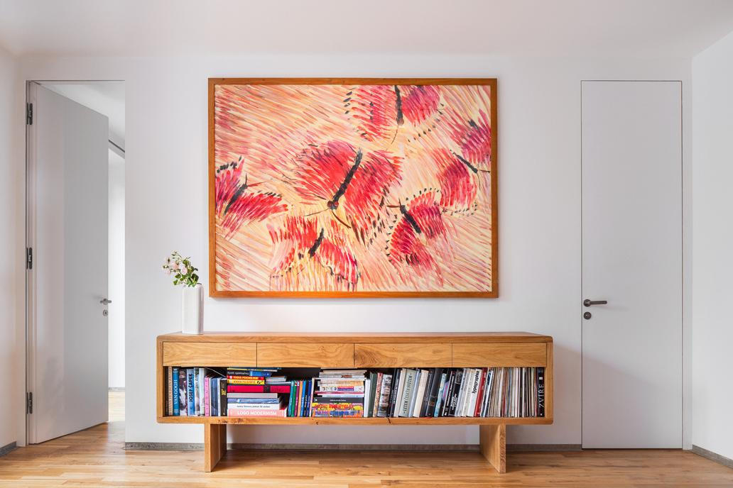 Dům na Břevnově tak není jen stavba. Je to místo, kde se historie prolíná s přítomností a kde každý kout vypráví příběh lidí, kteří v něm žijí. 