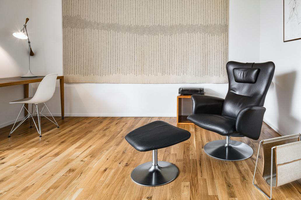 A možná právě proto působí tak přirozeně – protože se stal svědkem toho, jak se život mění, a je připraven mu s klidem otevřít své dveře.