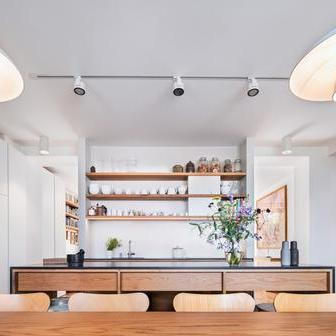 Světla nad jídelním stolem jsou pak z dánského bazaru, betonové dlaždice na terase z blízké betonárny – každý detail má tak svůj příběh a dům se stal sbírkou okamžiků, vzpomínek a vztahů.