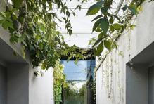 Dnes, o dvě dekády později, dům přijal novou tvář: komfortní prostor pro manželský pár s možností setkávání s rodinou a přáteli. 