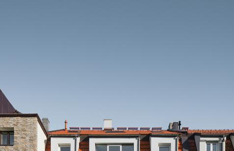 Pražský dům na Břevnově, ve kterém chvíli byl klid i jindy zase živo, prošel dvěma velkými rekonstrukcemi a dnes ukazuje, jak lze skloubit historii s pohodlím moderního bydlení.