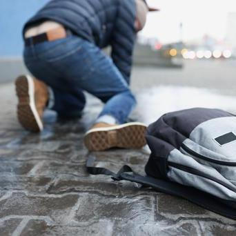 Led bývá téměř neviditelný – stačí jeden krok na zledovatělém chodníku a jistá chůze se během vteřiny změní v nebezpečný pád. I kvalitní zimní boty mohou na náledí selhat.