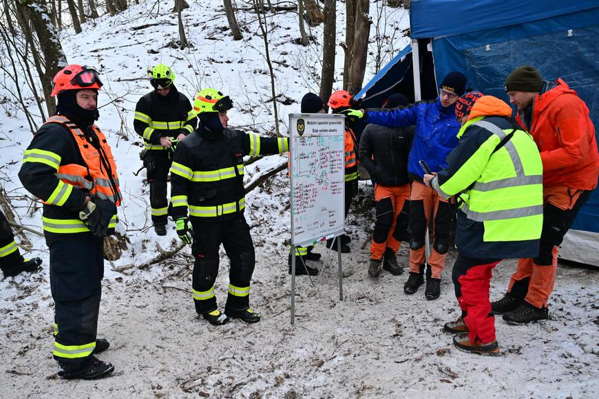 Speleolog vyproštěný z jeskyně u Rudice má zlomený kotník, čeká ho operace