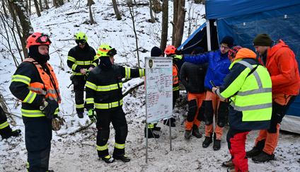 záchranáři, hasiči, záchrana speleologa