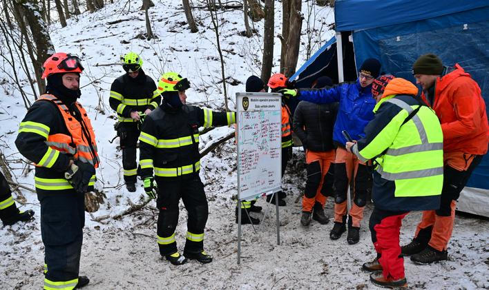 záchranáři, hasiči, záchrana speleologa