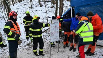 záchranáři, hasiči, záchrana speleologa