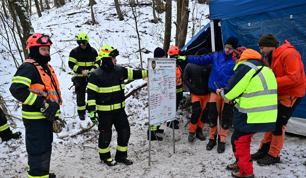 záchranáři, hasiči, záchrana speleologa