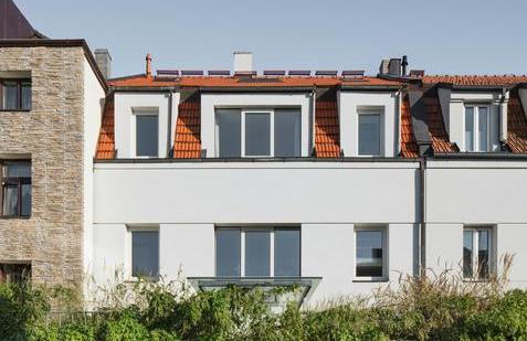 Pražský dům na Břevnově, ve kterém chvíli byl klid i jindy zase živo, prošel dvěma velkými rekonstrukcemi a dnes ukazuje, jak lze skloubit historii s pohodlím moderního bydlení.