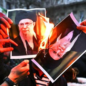 „Chceme revoluci!“ Íránci v ulicích i Evropě volají po svobodě