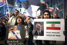 „Chceme revoluci!“ Íránci v ulicích i Evropě volají po svobodě