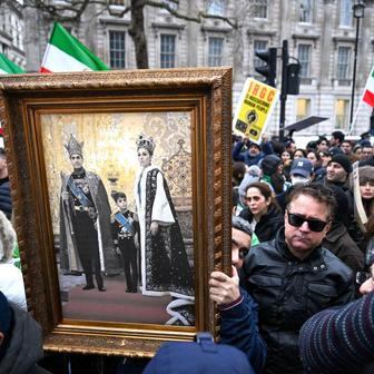 „Chceme revoluci!“ Íránci v ulicích i Evropě volají po svobodě