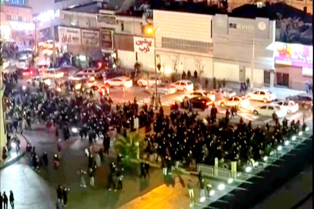 „Chceme revoluci!“ Íránci v ulicích i Evropě volají po svobodě