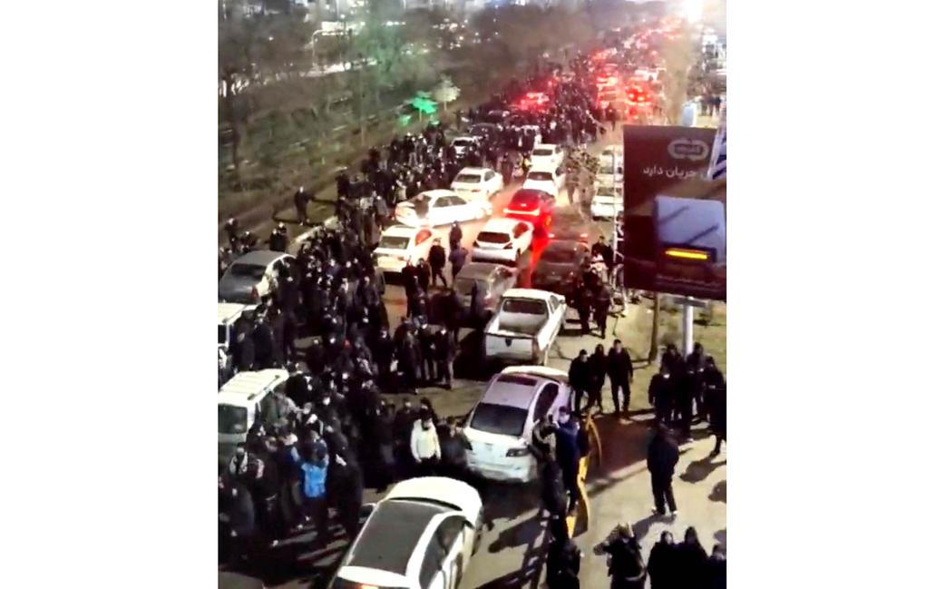 „Chceme revoluci!“ Íránci v ulicích i Evropě volají po svobodě