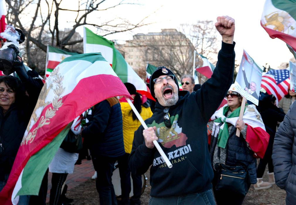 „Chceme revoluci!“ Íránci v ulicích i Evropě volají po svobodě