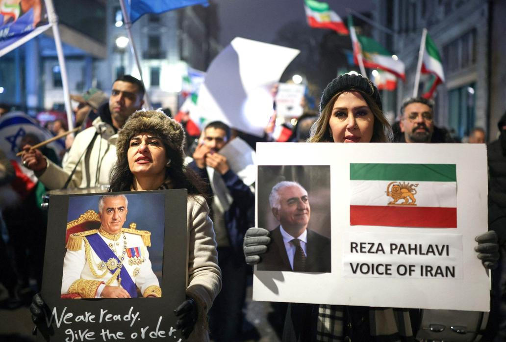 „Chceme revoluci!“ Íránci v ulicích i Evropě volají po svobodě