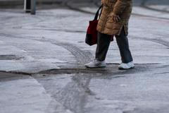 namrzlý chodník, náledí, led