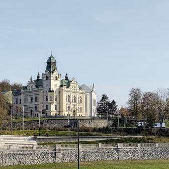 Přístavba respektuje tvary, měřítko i siluetu původní radnice, ale bez historického dekoru. Díky tomu vzniká moderní architektura, která s historií komunikuje, aniž by ji kopírovala. Architekt Pavel Kvintus pak návrh přirovnává k hudební skladbě o třech slokách: minulost, přítomnost a budoucnost se v ní harmonicky prolínají.