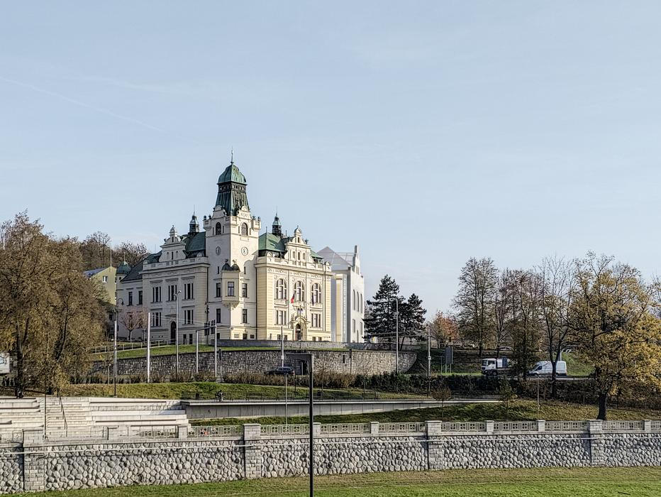Přístavba respektuje tvary, měřítko i siluetu původní radnice, ale bez historického dekoru. Díky tomu vzniká moderní architektura, která s historií komunikuje, aniž by ji kopírovala. Architekt Pavel Kvintus pak návrh přirovnává k hudební skladbě o třech slokách: minulost, přítomnost a budoucnost se v ní harmonicky prolínají.