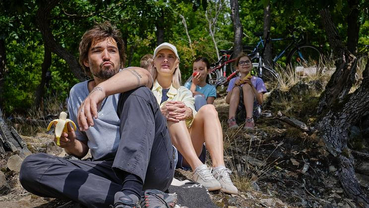 Jordan Haj jako Petr a Bára Poláková v roli Denisy ve filmu Milana Cieslara Nečekané léto.