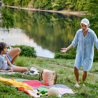 Jordan Haj jako dočasný správce kempu Petr a Bára Poláková v roli mladé lékařky Denisy ve filmu Nečekané léto.