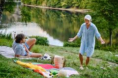 Jordan Haj jako dočasný správce kempu Petr a Bára Poláková v roli mladé lékařky Denisy ve filmu Nečekané léto.