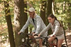 Bára Poláková jako anestezioložka a matka dvou dětí Denisa v rodinné komedii Nečekané léto.