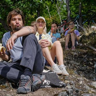 Jordan Haj jako Petr a Bára Poláková v roli Denisy ve filmu Nečekané léto.