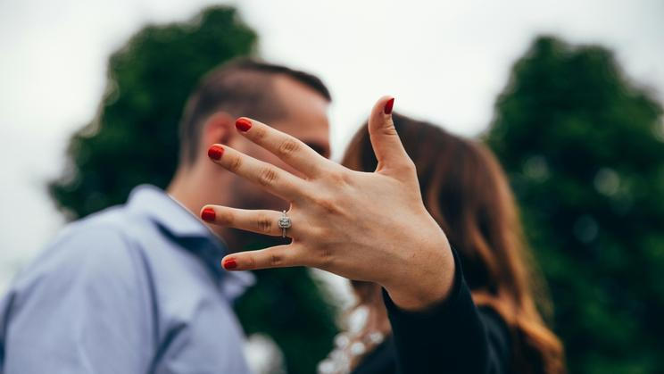 Snoubenec při zásnubách upustil prsten, který se ztratil v hlubokém sněhu pod mostem.