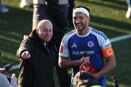 Kapitán Paul Dawson oslavuje šokující postup Macclesfieldu v FA Cupu.