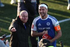 Kapitán Paul Dawson oslavuje šokující postup Macclesfieldu v FA Cupu.