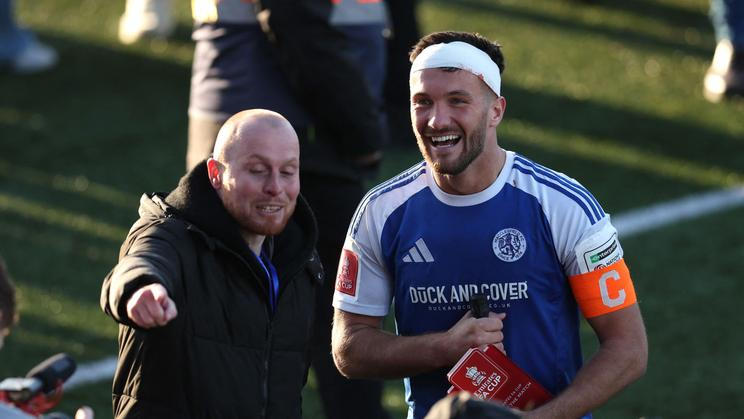 Kapitán Paul Dawson oslavuje šokující postup Macclesfieldu v FA Cupu.