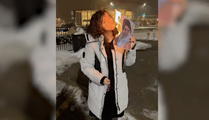 Íránská dívka podpálila obrázek ajatolláha Chameneího a zapálila si o něj cigaretu